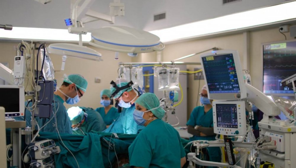 Cardiac_surgery_operating_room.jpg